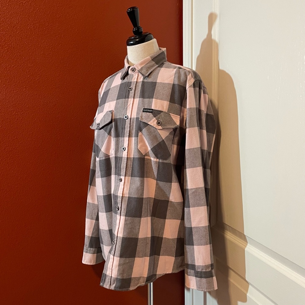 Warrior‎ Men’s Pink & Gray Plaid Two Pocket Button Down Long Sleeve Flannel